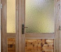 Drzwi dębowe z kasetonami z starego drewna.